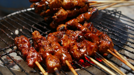 Letní favorit na gril: BBQ marinované kuřecí špízy s kukuřicí