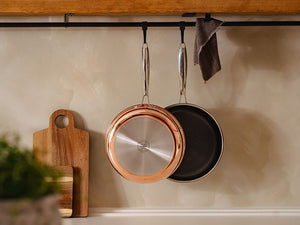 MĚDĚNÁ HYBRIDNÍ NEPŘILNAVÁ PÁNEV SAUTÉ 26 CM - 2