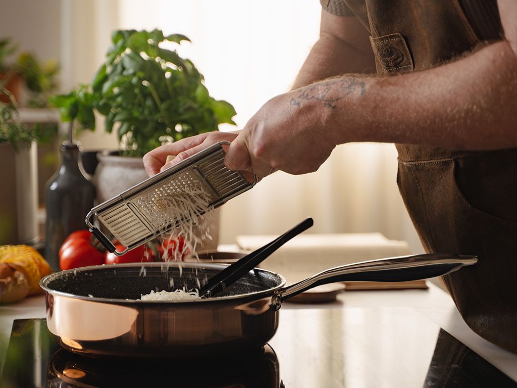 MĚDĚNÁ HYBRIDNÍ NEPŘILNAVÁ PÁNEV SAUTÉ 26 CM - 3
